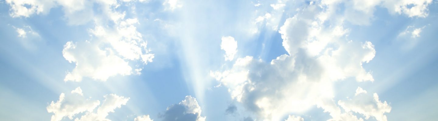 beau-ciel-bleu-avec-fond-de-texture-nuage