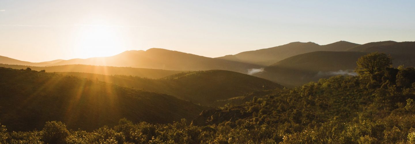 coucher-de-soleil-sur-une-campagne-vallonnee (1)