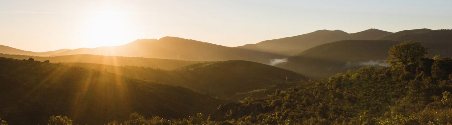 coucher-de-soleil-sur-une-campagne-vallonnee