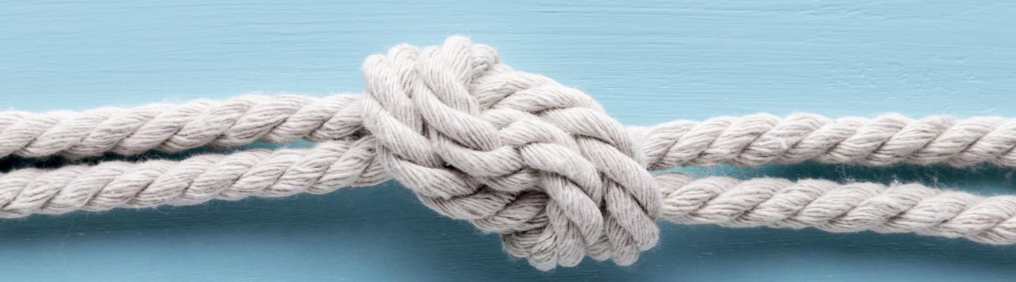 expedier-des-cordes-blanches-avec-un-noeud